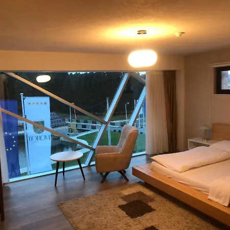 מלון Borovi Forest & 4*