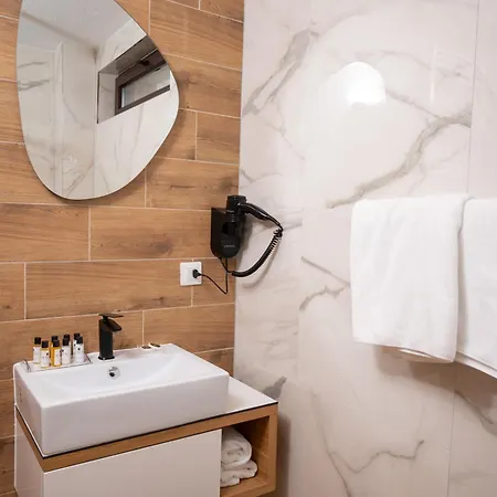 Borovi Forest & 酒店