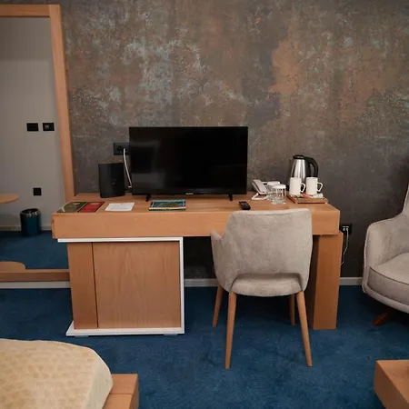 Borovi Forest & 谢尼察